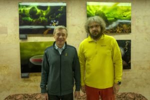 Виктор Лягушкин и нобелевский лауреат Алексей Кокорин на открытии выставки
